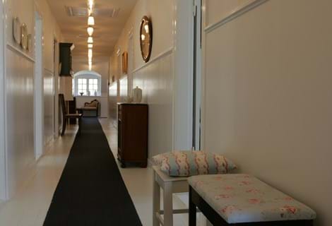 Lang gang, sort sisal løber